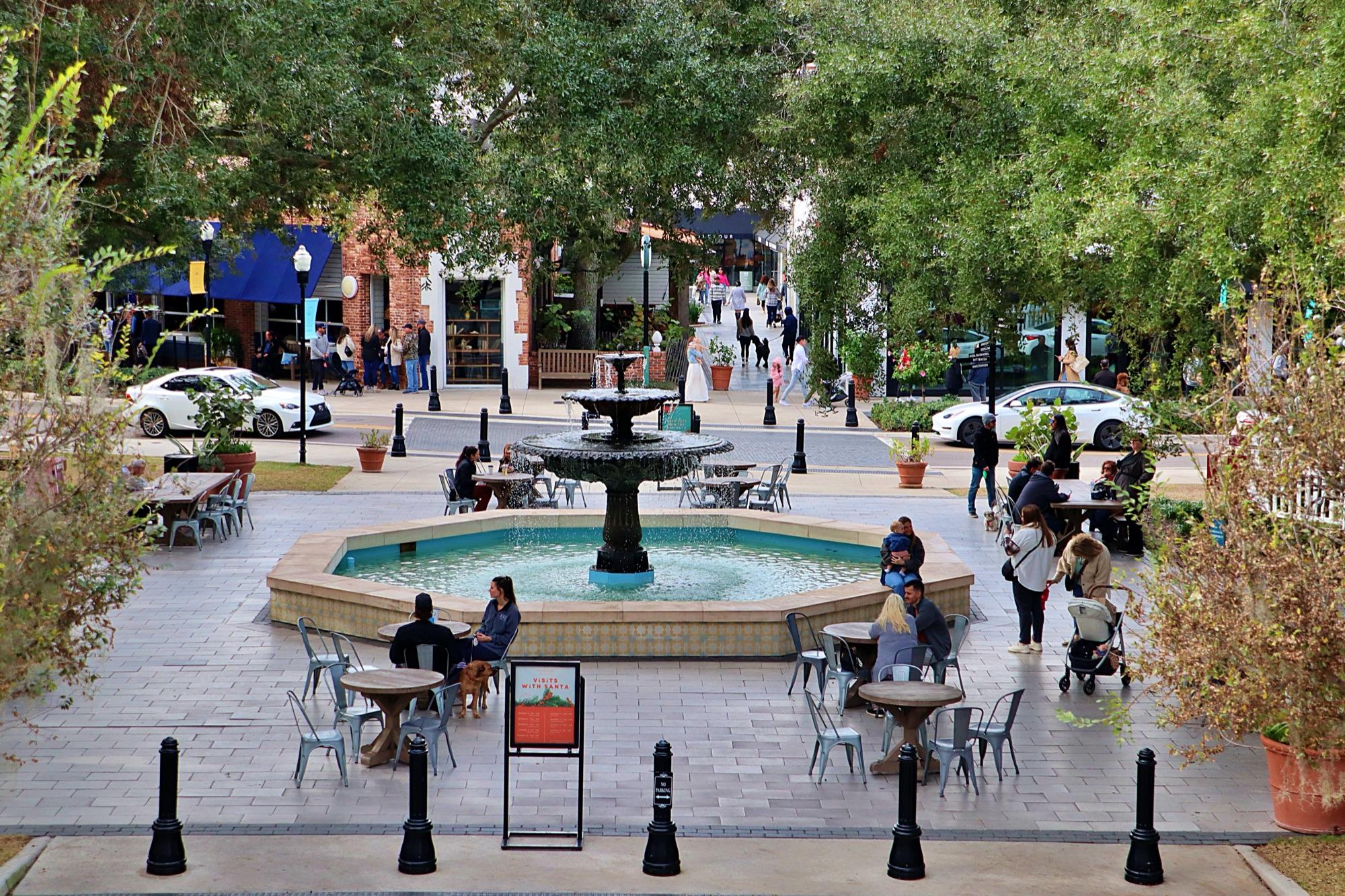 The fountain and plaza at Hyde Park Village, Tampa